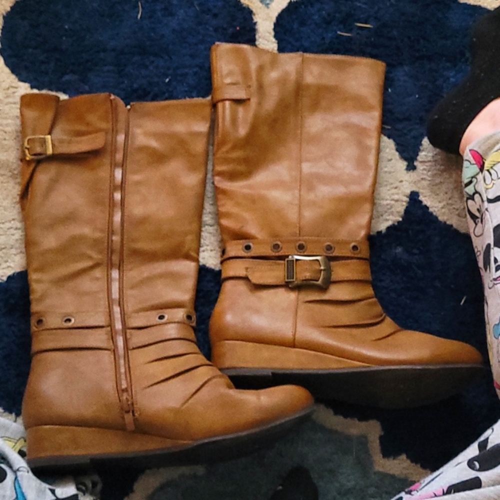 Kisses Zipup Boots Size 8